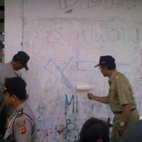 Tembok Bertuliskan Geng Motor Dicat Ulang