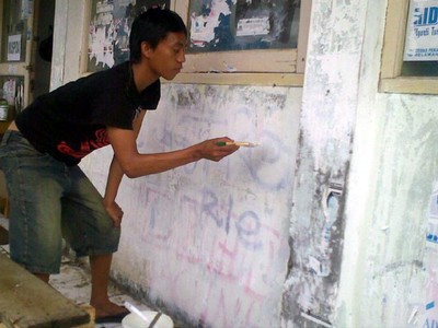 Tembok Bertuliskan Geng Motor Dicat Ulang