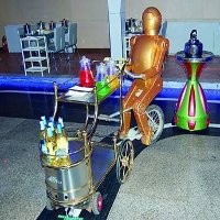 Robot Bersepeda Layani Tamu Restoran di China 