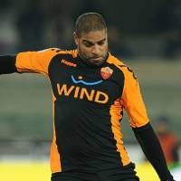 Adriano Memilih Bertahan 