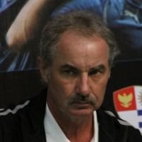 Cerita Cangkok Ginjal Pelatih Timnas Alfred Riedl 