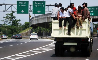 Menantang Maut di Jalan