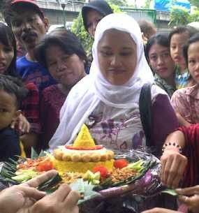 Urus Akte Kelahiran Gratis, Ratusan Ibu Hadiahi PN Jakbar Tumpeng
