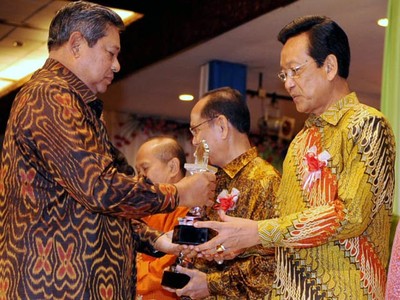 SBY-Sultan Bersalaman di Hari Ibu