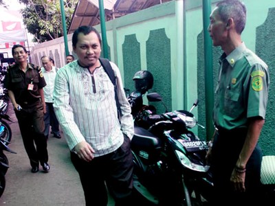 Berbaju Koko, Gayus Hadapi Tuntutan