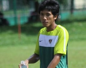 Warga Nobar di Depan Rumah Bustomi