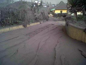 Jalan Menuju Bromo Diselimuti Abu, Licin Bila Hujan