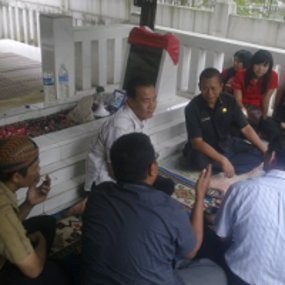 Hari Ibu, Ayi Vivananda Ziarah ke Makam Inggit Garnasih