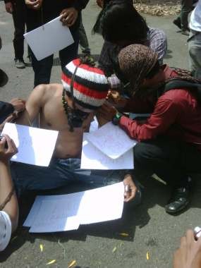 Aksi Seniman Dance on Earth di Kampus UPI Hipnotis Penonton