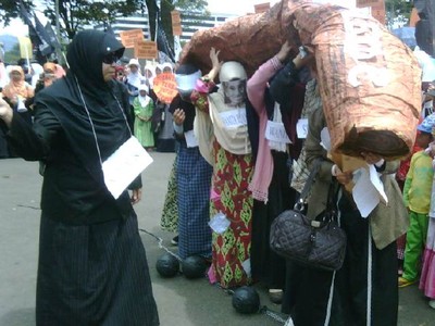 Peringati Hari Ibu, HTI Jabar Demo 