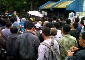 Tiket Final AFF Habis, Penjaga Loket Digebuki Massa