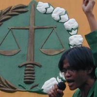 Hukum Menggerus Rakyat Kecil Sepanjang Tahun 2010