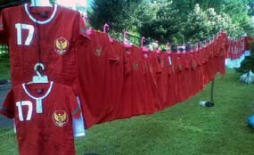 Pedagang Malaysia Jual Atribut Timnas Indonesia