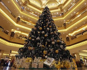 Wow, Pohon Natal Berhiaskan Berlian Hadir di Abu Dhabi