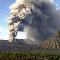 Guyuran Abu Bromo Juga Dirasakan Warga Pamekasan