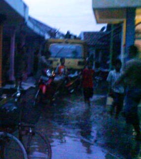 Tanggul Lumpur Lapindo Jebol, Warga Evakuasi Harta Benda