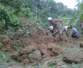 Bukit Dusun Karang Longsor, Warga Dua Dusun Terisolir