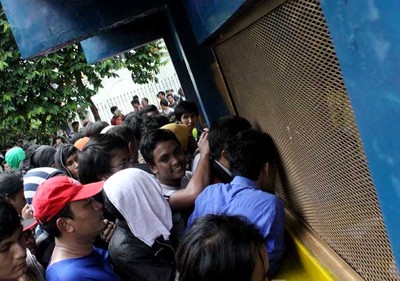 Berdesak-desakan Demi Tiket Piala AFF