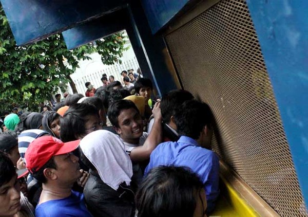 Berdesak-desakan Demi Tiket Piala AFF