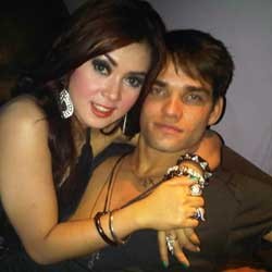 Foto Mesra Bareng Bule Beredar, Syahrini Gandeng Pengacara