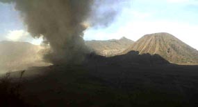 Guyuran Abu Makin Deras, Kawasan Wisata Bromo Lumpuh