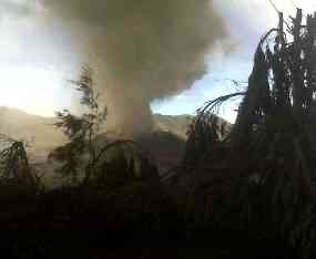 Guyuran Abu Meningkat, Pasokan BBM ke Bromo Terganggu 