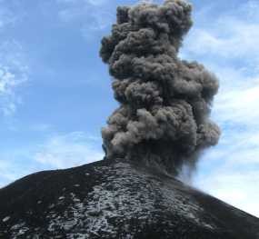 Dentuman Gunung Anak Krakatau Terdengar Hingga Pantai Anyer