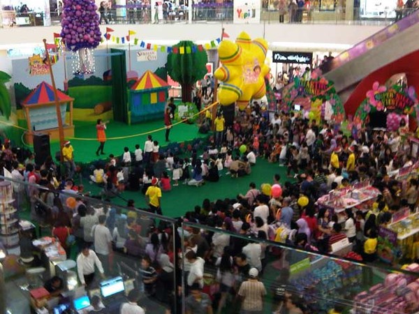 Natal, Mall Ramai Pengunjung
