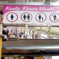 Gerbong KRL Khusus Wanita Tidak Berhenti di Peron 