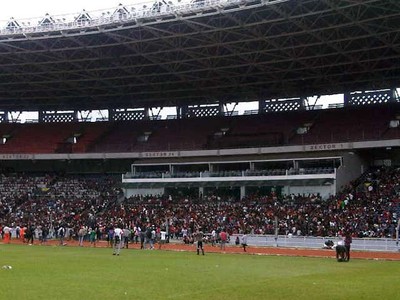 Pengantre Tiket Tumplek di Lapangan GBK  