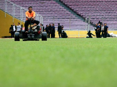 Rumput Stadion GBK Diperbaiki