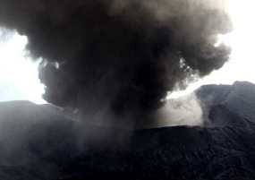 Selain Abu dan Pasir, Bromo Juga Muntahkan Bebatuan