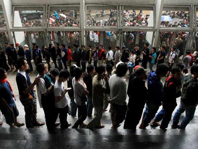 Berburu Tiket Hingga Tetes Keringat Terakhir