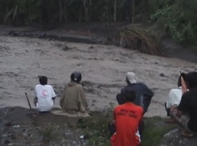 2 Rumah Hanyut, Belasan Warga Sekitar Merapi Mengungsi