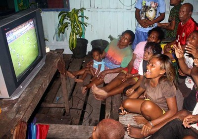 Keluarga Okto Nobar Final Piala AFF