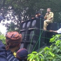Eep Tinggalkan Kejati Jabar Sambil Bernyanyi
