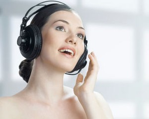 Mendengarkan Musik Bervolume Keras Bikin Wanita Semangat