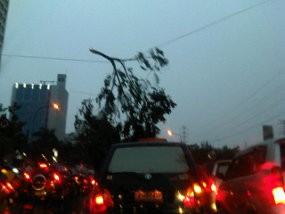 Kabel Melorot di Depan Park Hotel Cawang, Lalin Macet