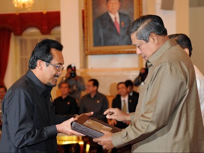 SBY Serahkan DIPA 2011