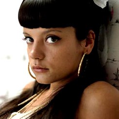 Lily Allen Dikabarkan Tunangan Saat Natal