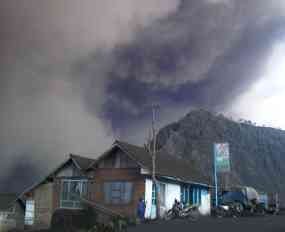 Warga Sekitar Bromo Dapat Bantuan Sembako 