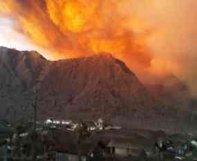 Bromo Kembali Semburkan Abu Disertai Kerikil Pijar 