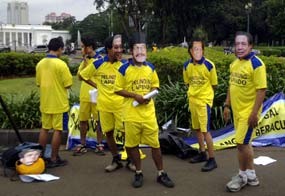 Korban Lumpur Lapindo Vs Ical Cs Adu Bola di Monas