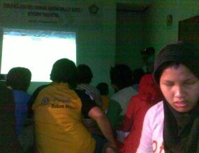 Penghuni Panti Tuna Netra Dengar Bareng Final AFF