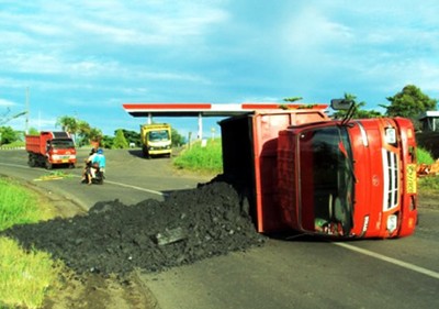 Truk Muatan Batubara Terguling