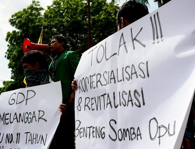 Mahasiswa UNM Geruduk DPRD Sulsel