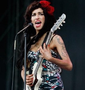 Lirik-lirik Ciptaan Amy Winehouse Ditemukan di Tempat Sampah