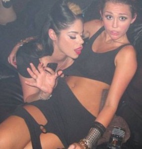 Beredar Foto Mesra Miley Cyrus Bersama Perempuan
