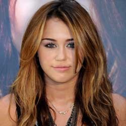 Beredar Foto Mesra Miley Cyrus Bersama Perempuan