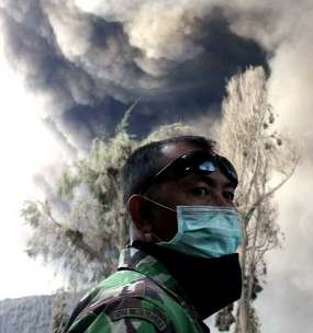 PMI Bagikan 68 Ribu Masker ke Warga Korban Abu Bromo